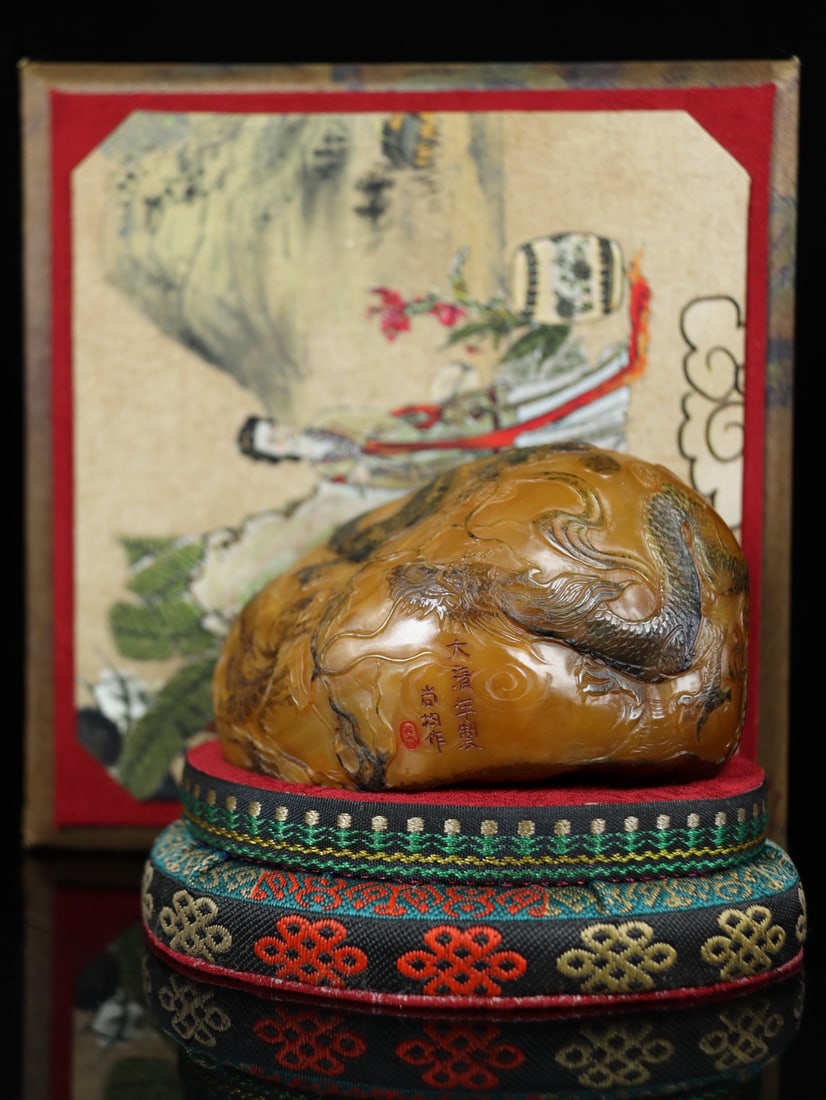 An Exquisite Tianhuang Stone Dragon Pattern Ornament: An Exquisite Tianhuang Stone Dragon Pattern Ornament,Qing Dynasty, China,Shangjun Mark,Size:3.9inx4.7inx3.9in,Weight:683.8g田黄石龙纹摆件,中国