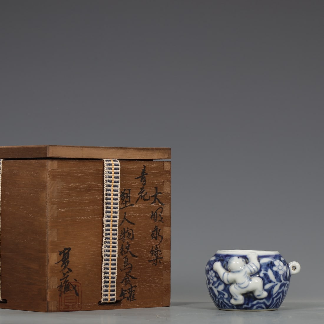 An Exquisite Blue and White Figure Pattern Jar: An Exquisite Blue and White Figure Pattern Jar,Ming Dynasty,China,Size:1.8inx1.6inx3in青花人物纹罐,中国明代,Size:4.5cmx4cmx7.5cm