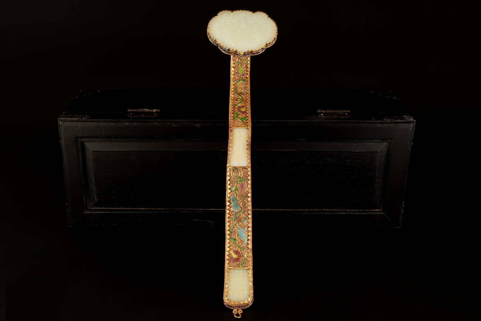 A Huge Filigree and Gilding Inlaid White Jade Bats and Peach Pattern Ruyi,With Poem: A Huge Filigree and Gilding Inlaid White Jade Bats and Peach Pattern Ruyi,With Poem,Qing Dynasty,China,Qianlong Four-character Mark,Size:18.9inx4.1in,Weight:1117g花丝鎏金໲