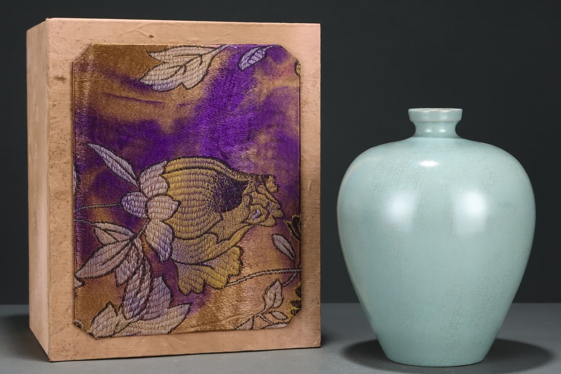 An Exquisite Ru yao Sky Blue Glazed Vase: An Exquisite Ru yao Sky Blue Glazed Vase,Song Dynasty, China,Size:8.5inx6.8in汝窑天青釉瓶,中国宋代,Size:21.7cmx17.3cm