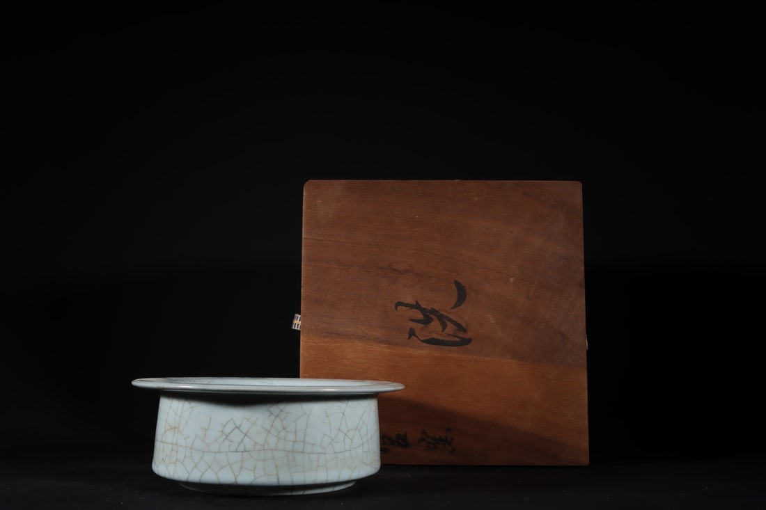 An Exquisite Guan yao White Glazed Brush Washer: An Exquisite Guan yao White Glazed Brush Washer,Song Dynasty,China,Size:2.8inx7.5in官窑白釉笔洗,中国宋代,Size:7cmx19cm