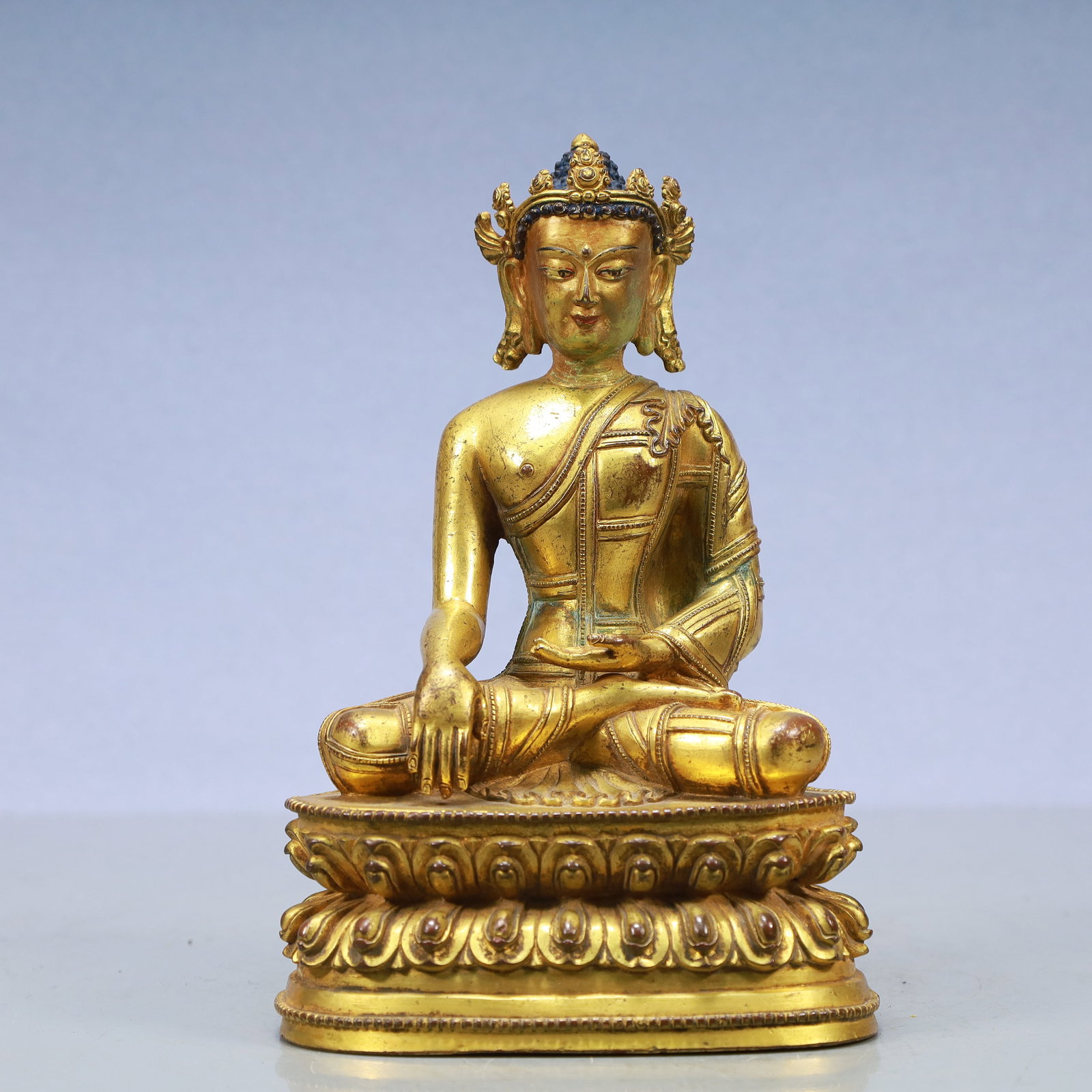 A Exquisite Gilt Bronze Statue of Sakyamuni: A Exquisite Gilt Bronze Statue of Sakyamuni Ming Dynasty, China Size:5.5inx4.3inx8.3in Weight:2150g铜鎏金如来 中国明代 Size:14cmx11cmx21cm
