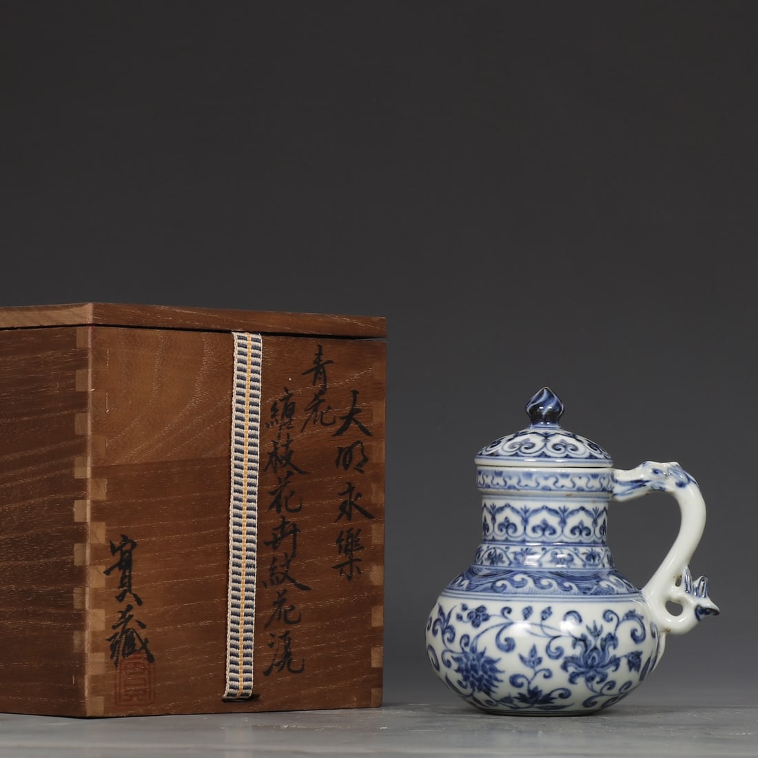 An Exquisite Blue and White Lotus Pattern Beast-head Pot: An Exquisite Blue and White Lotus Pattern Beast-head Pot,Ming Dynasty,China,Size:5.3inx2.2inx3.7in青花缠枝莲纹兽首壶,中国明É