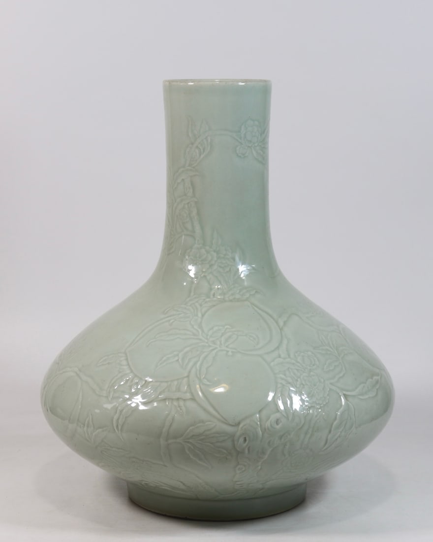 A Huge Celadon Glazed Bats and Peach Pattern Vase: A Huge Celadon Glazed Bats and Peach Pattern Vase,Qing Dynasty, China,Qianlong Six-character Mark,Size:17.4inx12.8in青釉福寿纹瓶,中国清代,&#