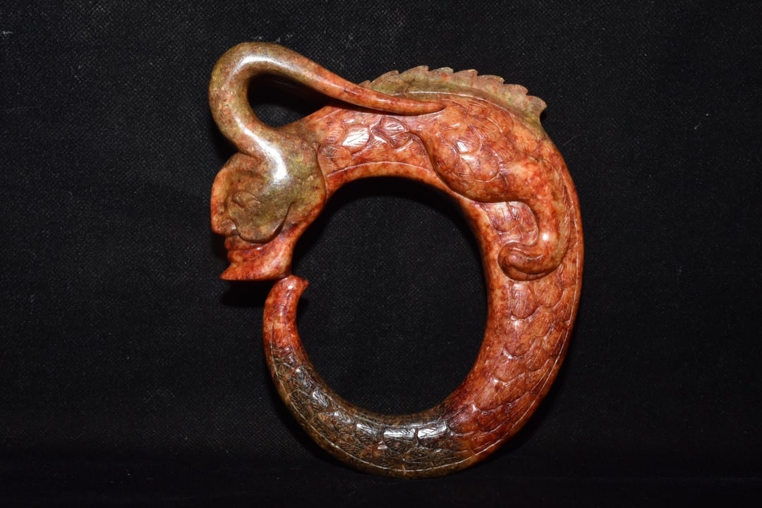 An Exquisite White Jade Dragon Pendant: An Exquisite White Jade Dragon Pendant,Qing Dynasty,China,Size:6.3inx6.7in,Weight:690g白玉龙挂件,中国清代,Size:16cmx17cm,Weight:690g