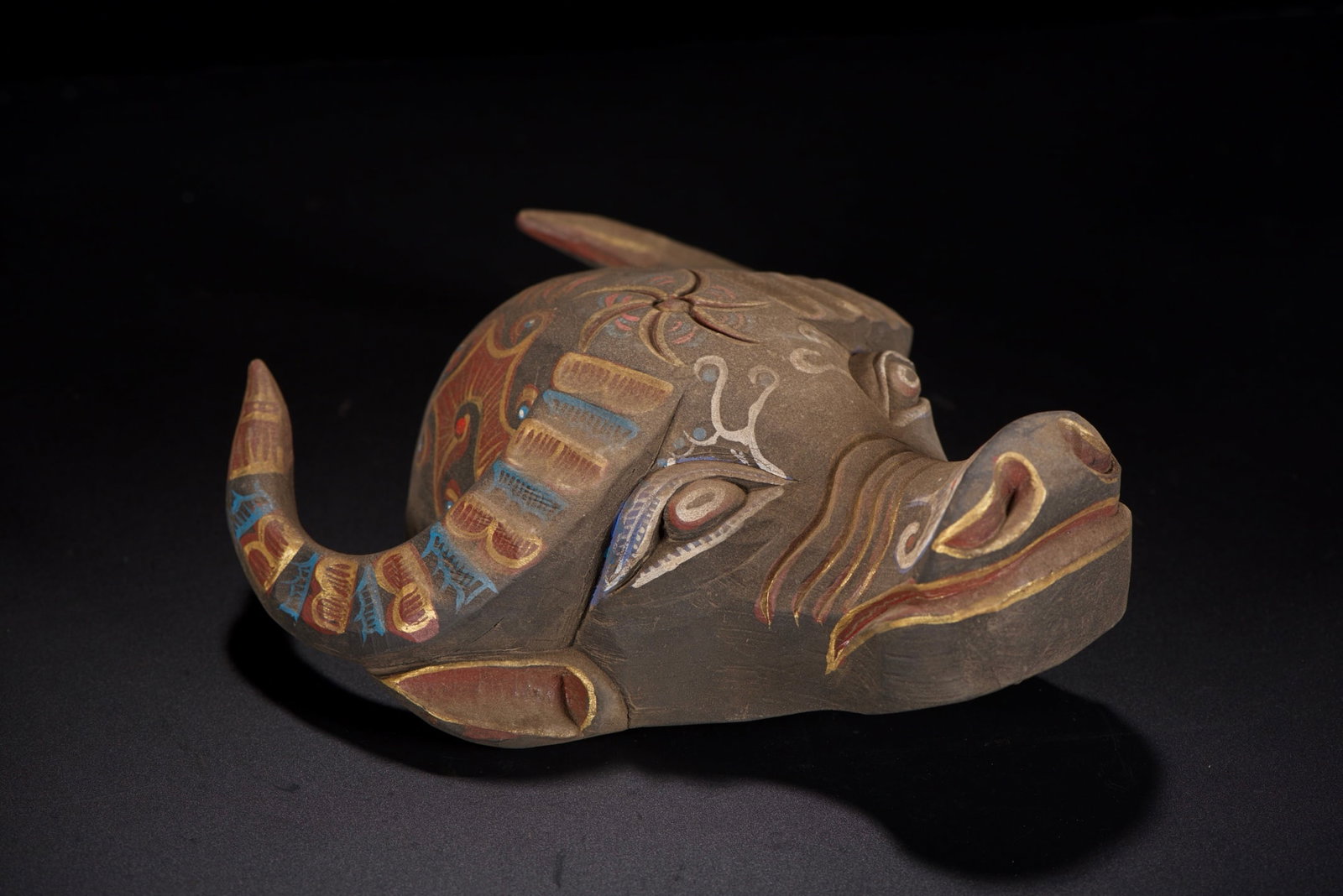An Exquisite Wood Painted Color Painted Gold Buffalo Head-Shaped Mask: An Exquisite Wood Painted Color Painted Gold Buffalo Head-Shaped Mask,Qing Dynasty,China,Size:9.4inx8.3inx3.5in,Weight:365g木雕彩绘描金牛首形ƃ