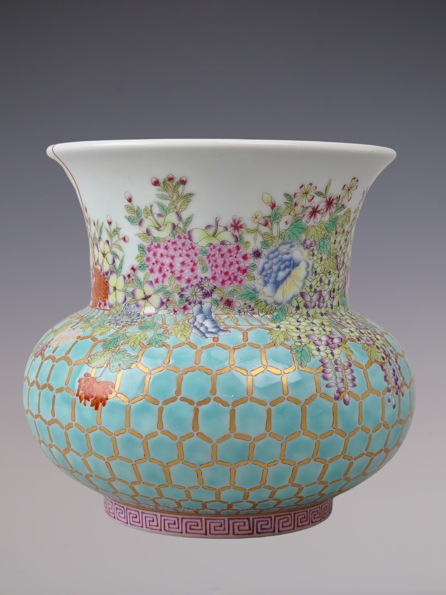 An Exquisite Famille-Rose Painted Gold?? Flower Pattern Jar: An Exquisite Famille-Rose Painted Gold?? Flower Pattern Jar,Qing Dynasty, China,Qianlong Six-character Mark,Size:5.7inx6.3in粉彩描金和花卉纹罐,
