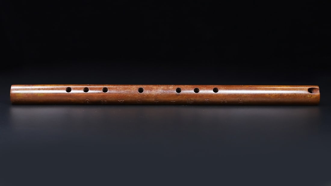 A Rare White Jade Inscription Dizi: A Rare White Jade Inscription Dizi,Qing Dynasty,China,Size:14.4inx0.9in,Weight:287g白玉铭文笛子,中国清代,Size:36.5cmx2.2cm,Weight:287g