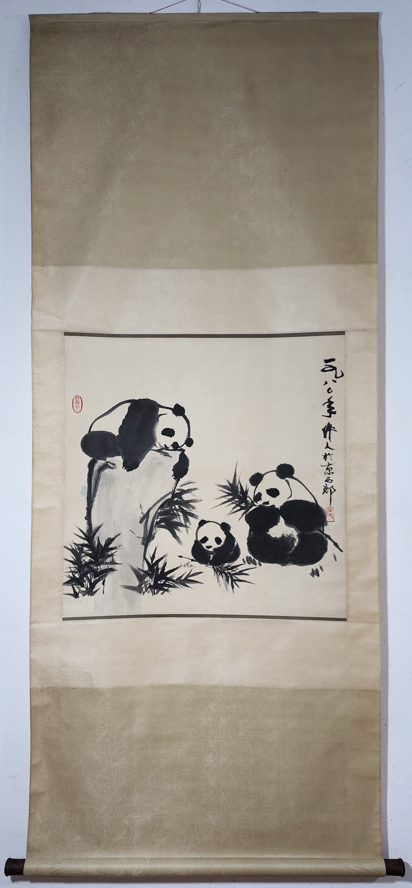 A Chinese Vertical Scroll Ink Painting of Panda on Paper,Wu Zuoren: A Chinese Vertical Scroll Ink Painting of Panda on Paper,Wu Zuoren,Size:(Without frame)27inx27in一幅中国水墨熊猫图立轴,吴作