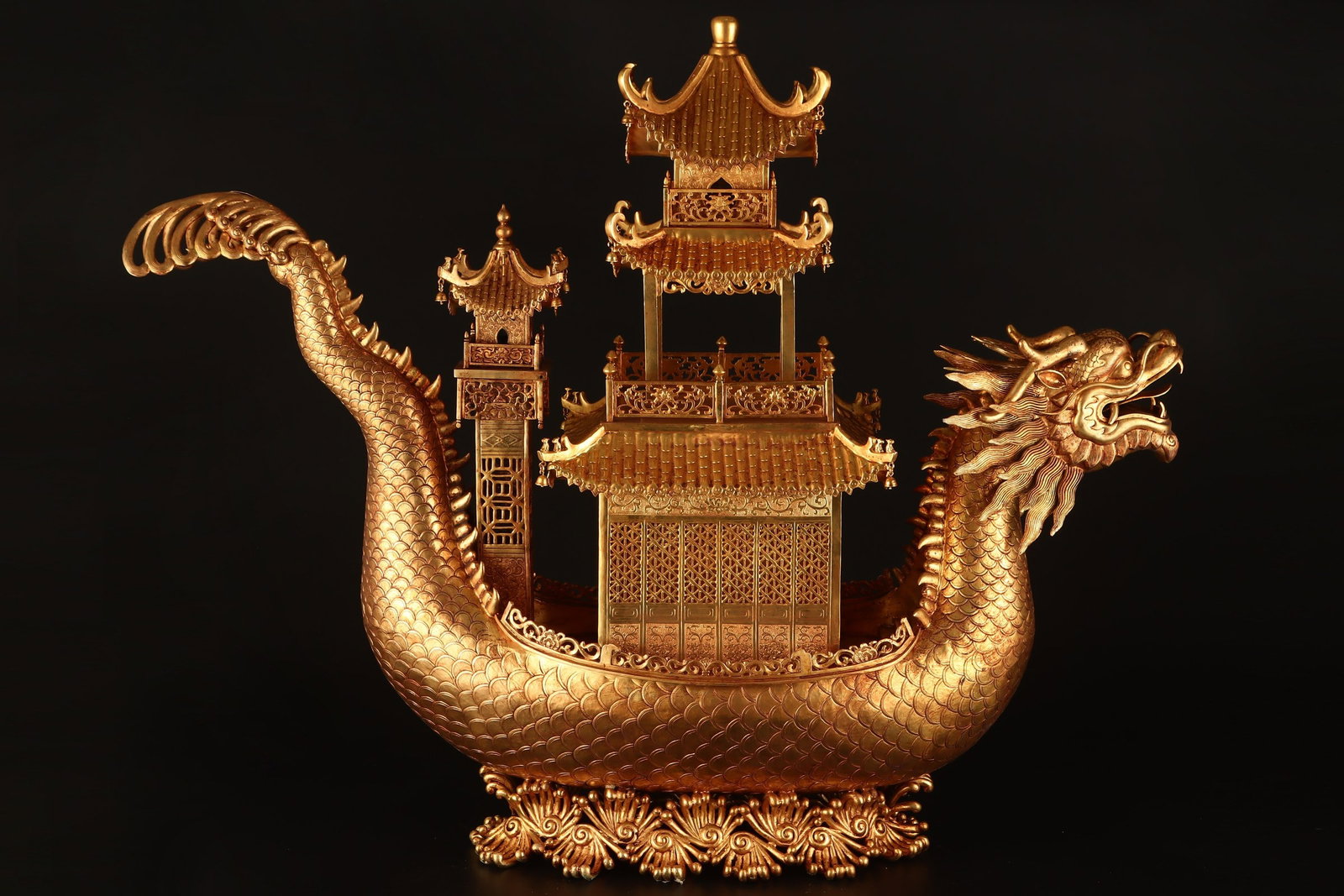 A Huge Gilt Bronze Dragon Boat Ornament: A Huge Gilt Bronze Dragon Boat Ornament,Qing Dynasty,China,Qianlong Four-character Mark,Size:26.8inx32.3inx10.2in,Weight:19400g铜鎏金龙舟摆件，中&
