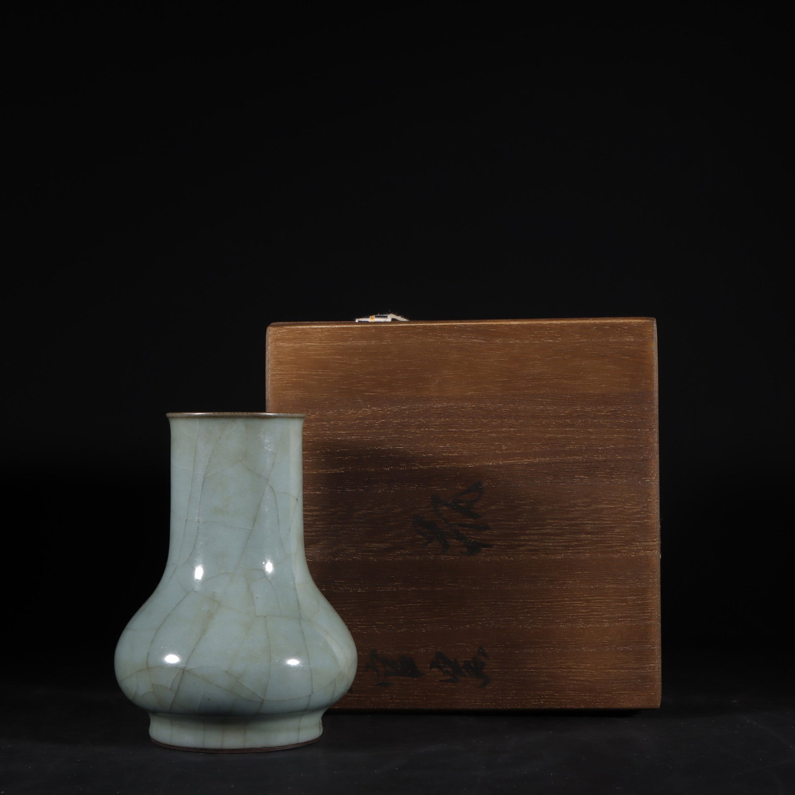 An Exquisite Guan yao Celadon Glazed Vase: An Exquisite Guan yao Celadon Glazed Vase,Song Dynasty,China,Size:4.4inx3.3in官窑青釉瓶,中国宋代,Size:11.2cmx8.5cm
