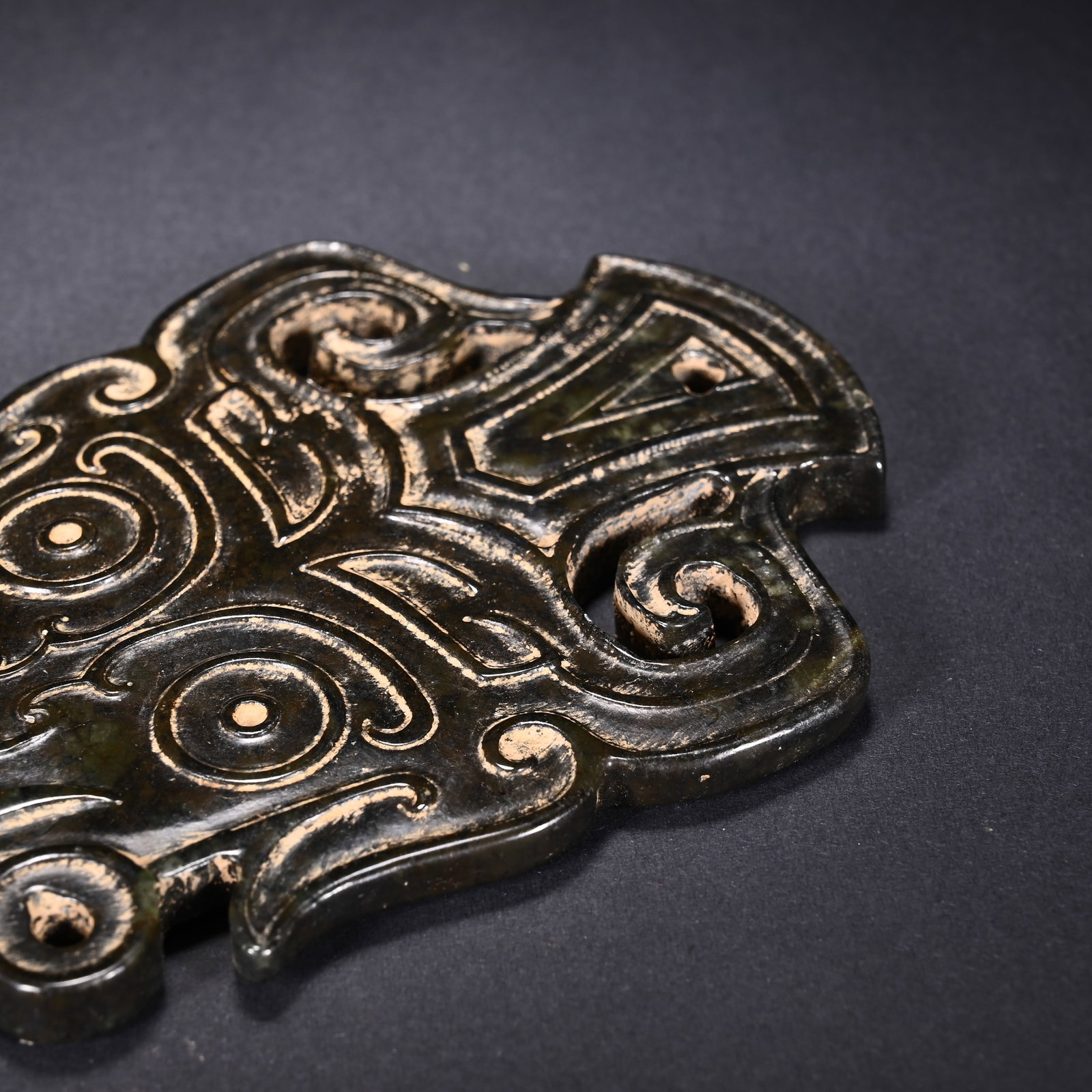 An Exquisite White Jade Beast-Face Pattern Pendant - 9