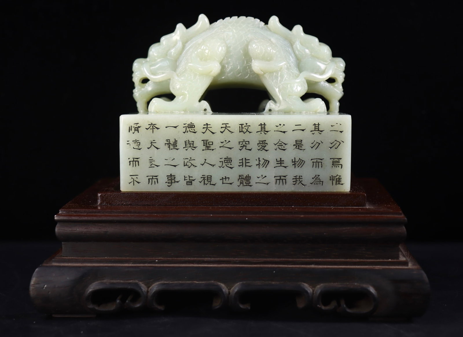 An Exquisite White Jade Dragon Pattern Seal,With Poem: An Exquisite White Jade Dragon Pattern Seal,With Poem,Qing Dynasty,China,Size:3.7inx4.7inx4.7in,Weight:2178g白玉龙纹印章，带诗文，