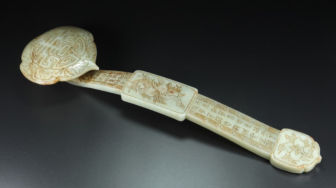 A Huge White Jade Bats and Peach Pattern Ruyi,With Poem: A Huge White Jade Bats and Peach Pattern Ruyi,With Poem,Qing Dynasty,China,Qianlong Four-character Mark,Size:18.5inx5.1inx2.4in,Weight:1156g白玉福寿纹如意,