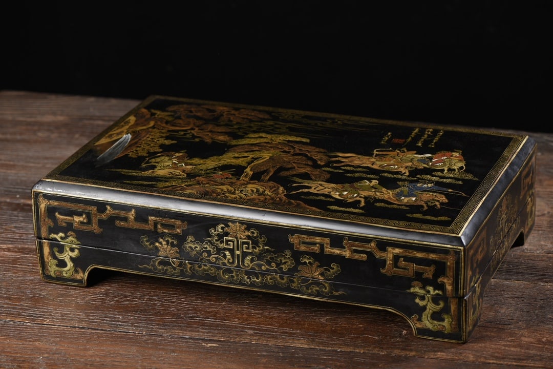 A Huge Wooden Painted Gold Lacquerware Hunting Pattern Box with Cover,With Poem: A Huge Wooden Painted Gold Lacquerware Hunting Pattern Box with Cover,With Poem,Qing Dynasty,China,Size:4.3inx17.7inx11in,Weight:1070g木胎描金漆器狩猎&#