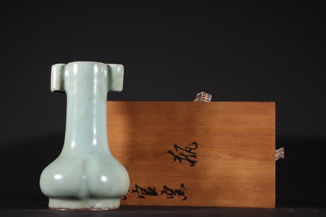 An Exquisite Guan yao Celadon Glazed Double-Ears Vase: An Exquisite Guan yao Celadon Glazed Double-Ears Vase,Song Dynasty,China,Size:7inx4.4in官窑粉青釉双耳瓶,中国宋代,Size:17.8cmx11.