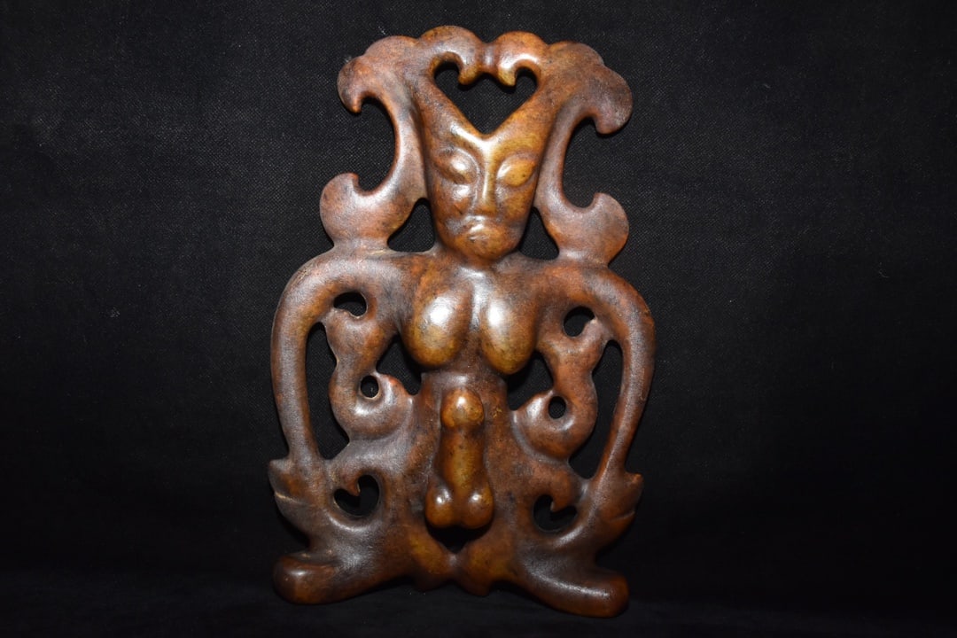 An Exquisite Hemo Jade Figure Ornament: An Exquisite Hemo Jade Figure Ornament,Hongshan Culture,Size:10.4inx7.9in,Weight:1900g河磨玉人物摆件,红山文化,Size:26.5cmx20cm,Weight: