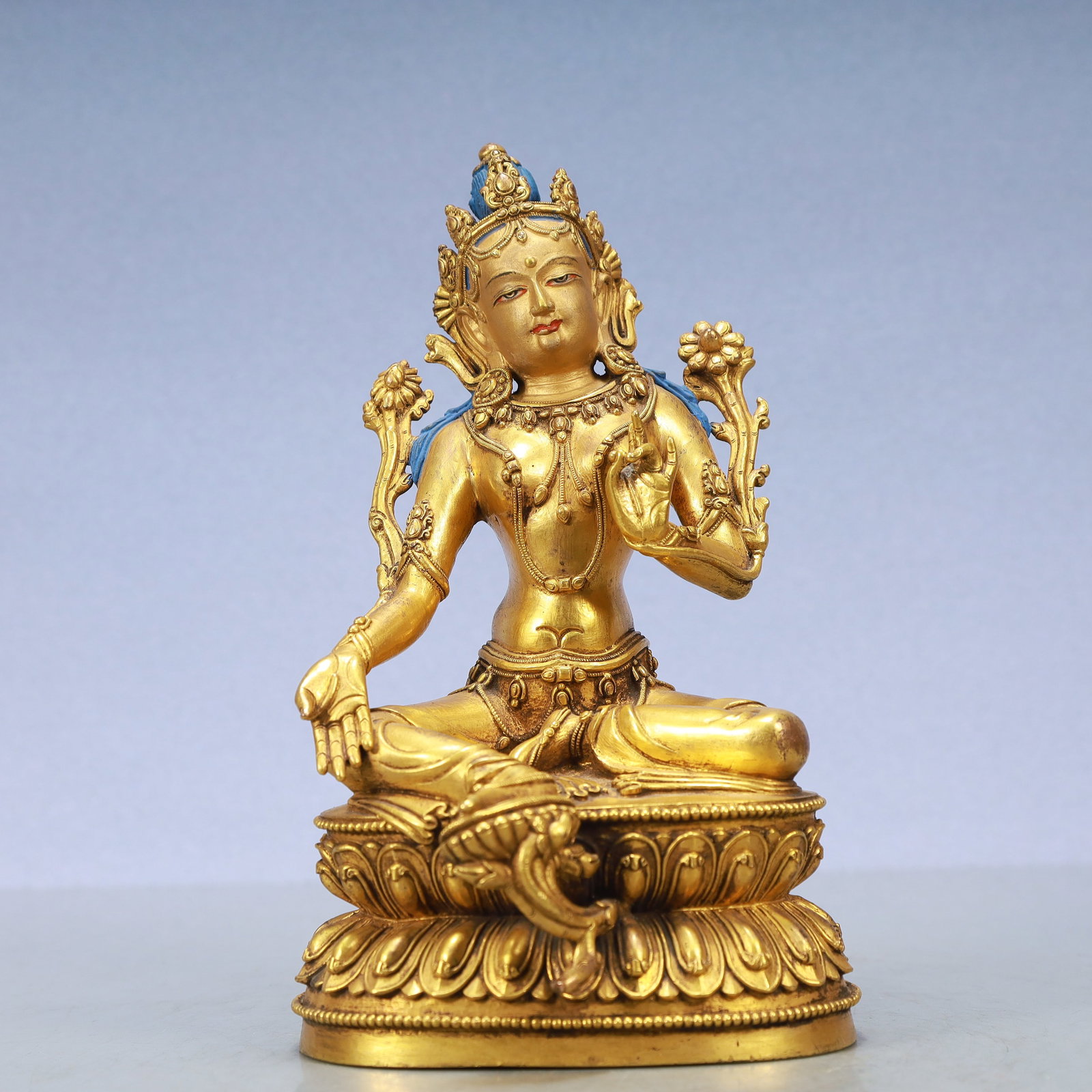 A Exquisite Gilt Bronze Statue of Avalokitesvara: A Exquisite Gilt Bronze Statue of Avalokitesvara Ming Dynasty, China Size:5.1inx3.9inx9.1in Weight:1900g铜鎏金观音 中国明代 Size:13cmx10cmx23cm We