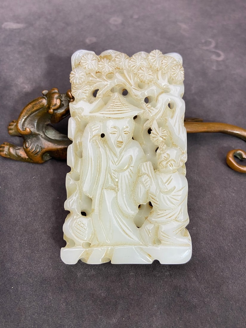 An Exquisite White Jade Hollow Figure Pattern Pendant: An Exquisite White Jade Hollow Figure Pattern Pendant,Qing Dynasty,China,Size:3.6inx2inx0.4in,Weight:123g白玉镂空人物纹挂件,中国଀