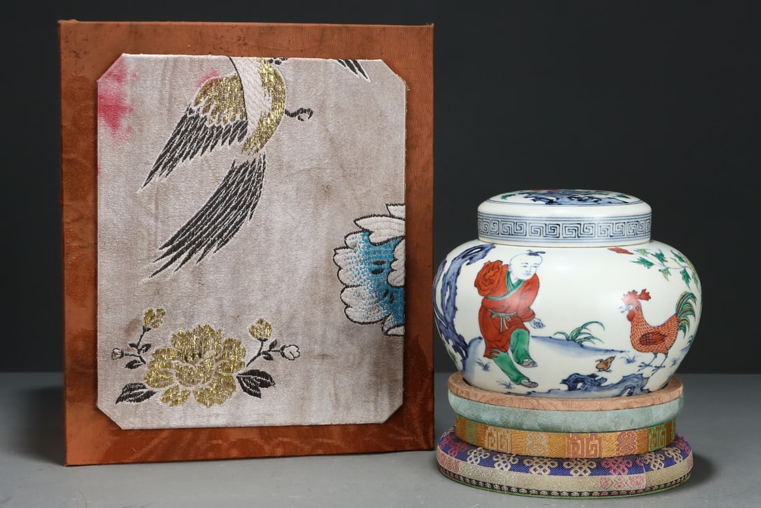An Exquisite Blue and White Doucai Figure and Rooster Pattern Jar with Cover: An Exquisite Blue and White Doucai Figure and Rooster Pattern Jar with Cover,Ming Dynasty, China,Chenghua Six-character Mark,Size:4.6inx6.4in青花斗彩人物公