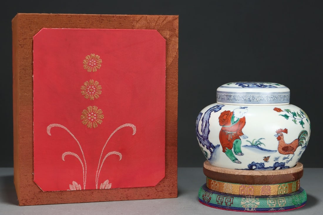 An Exquisite Blue and White Doucai Figure and Rooster Pattern Jar with Cover: An Exquisite Blue and White Doucai Figure and Rooster Pattern Jar with Cover,Ming Dynasty, China,Chenghua Six-character Mark,Size:4.8inx6.6in青花斗彩人物公