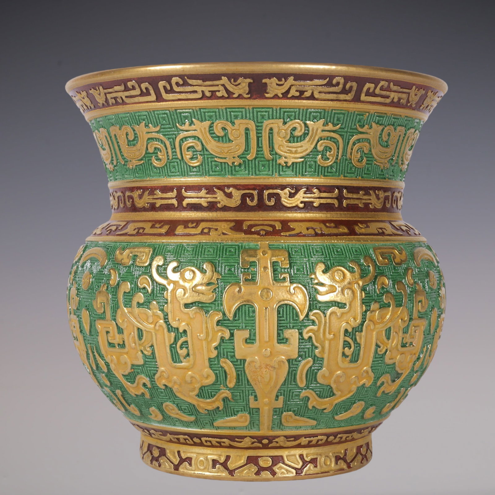 An Exquisite Green Ground Painted Gold Chi-Dragon Pattern Jar: An Exquisite Green Ground Painted Gold Chi-Dragon Pattern Jar,Qing Dynasty, China,Qianlong Six-character