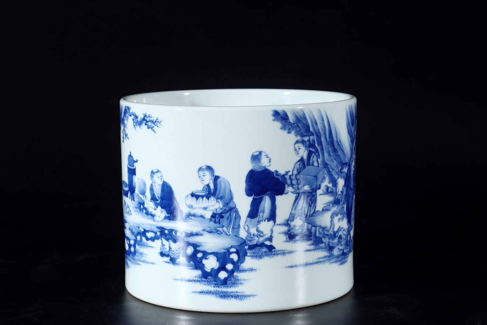 An Exquisite Blue and White Character and Story Pattern Brush Pot: An Exquisite Blue and White Character and Story Pattern Brush Pot,Qing Dynasty, China,Yongzheng Six-character Mark,Size:6.9inx8.5in青花人物故事纹笔Ļ