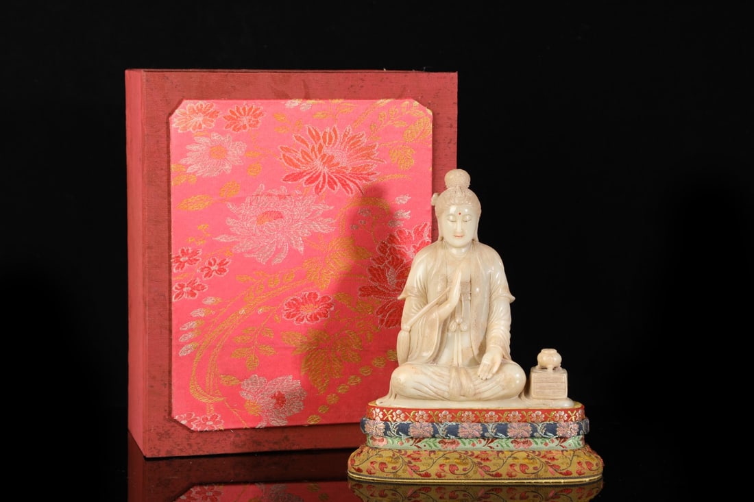 An Exquisite Shoushan Stone Statue of Avalokitesvara Ornament: An Exquisite Shoushan Stone Statue of Avalokitesvara Ornament,Qing Dynasty,China,Weikai Tong