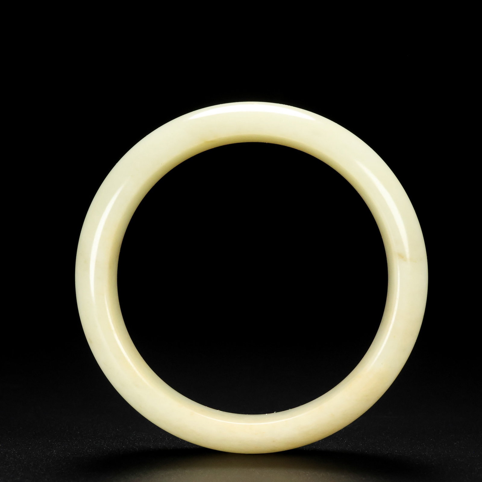 An Exquisite White Jade Bracelets: An Exquisite White Jade Bracelets,Qing Dynasty,China,Size:0.3inx2.4inx0.6in,Weight:73g白玉手镯,中国清代,Size:0.85cmx6cmx1.6cm,Weight:73g