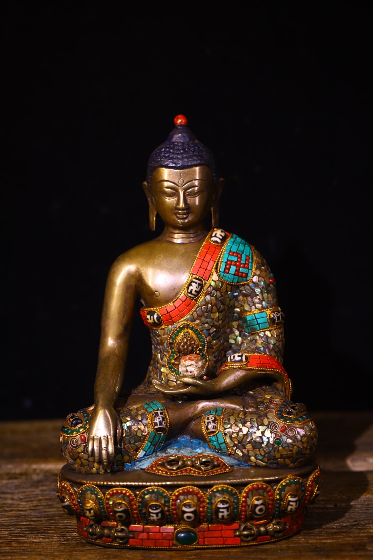 An Exquisite Bronze Inlaid Dzi Bead and Gems Statue of Sakyamuni: An Exquisite Bronze Inlaid Dzi Bead and Gems Statue of Sakyamuni,Qing
