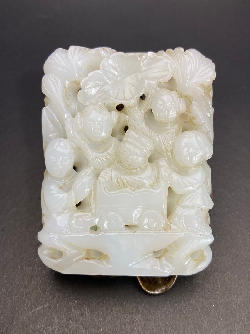 An Exquisite White Jade Hollow Figure Pattern Pendant: An Exquisite White Jade Hollow Figure Pattern Pendant,Qing Dynasty,China,Size:2.8inx2.2inx0.5in,Weight:109g白玉镂空人物纹挂件,中国