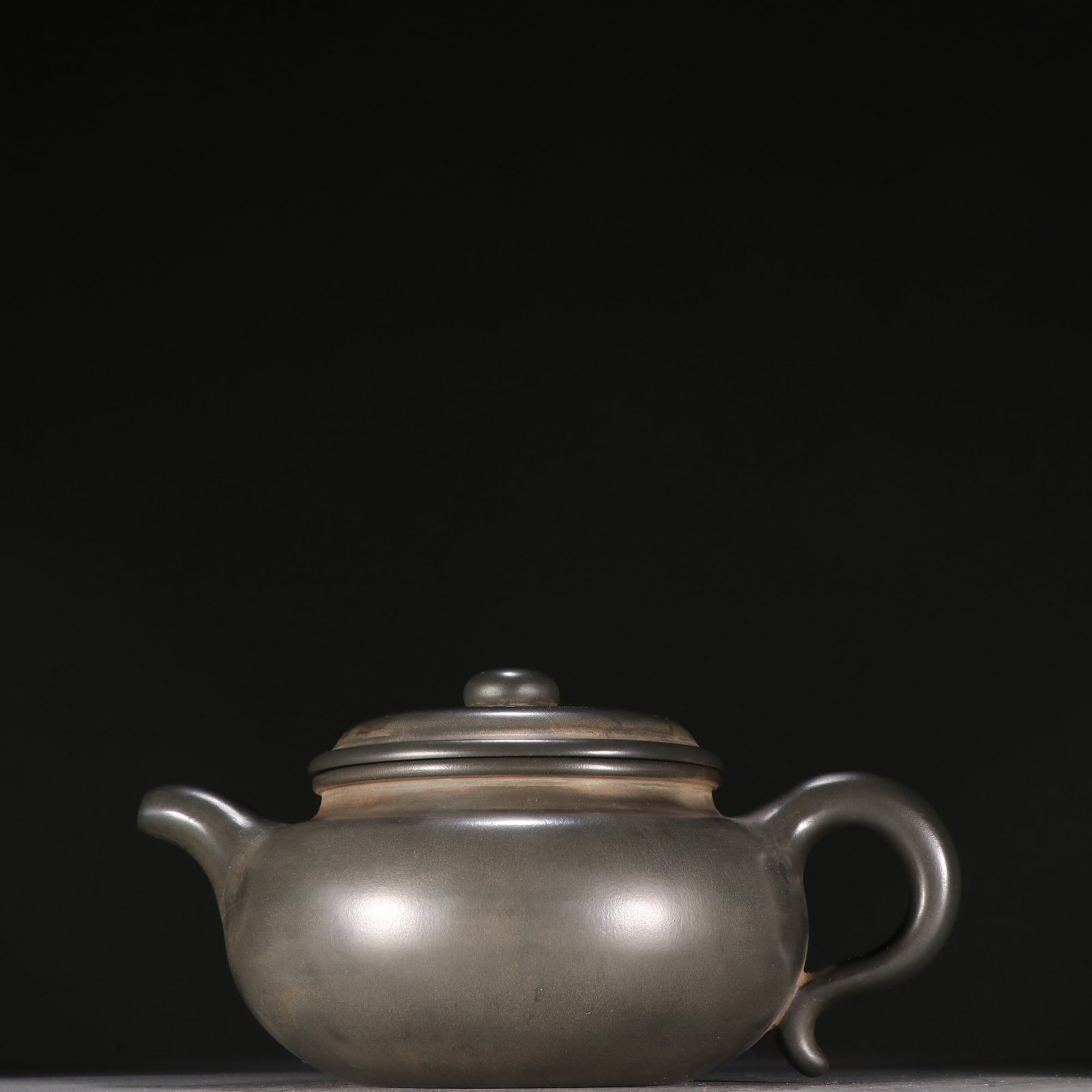 An Exquisite Purple Sands Teapot: An Exquisite Purple Sands Teapot,Qing Dynasty,China,With Mark,Size:3.9inx7.8in紫砂茶壶,中国清代,带款,Size:10cmx19.8cm