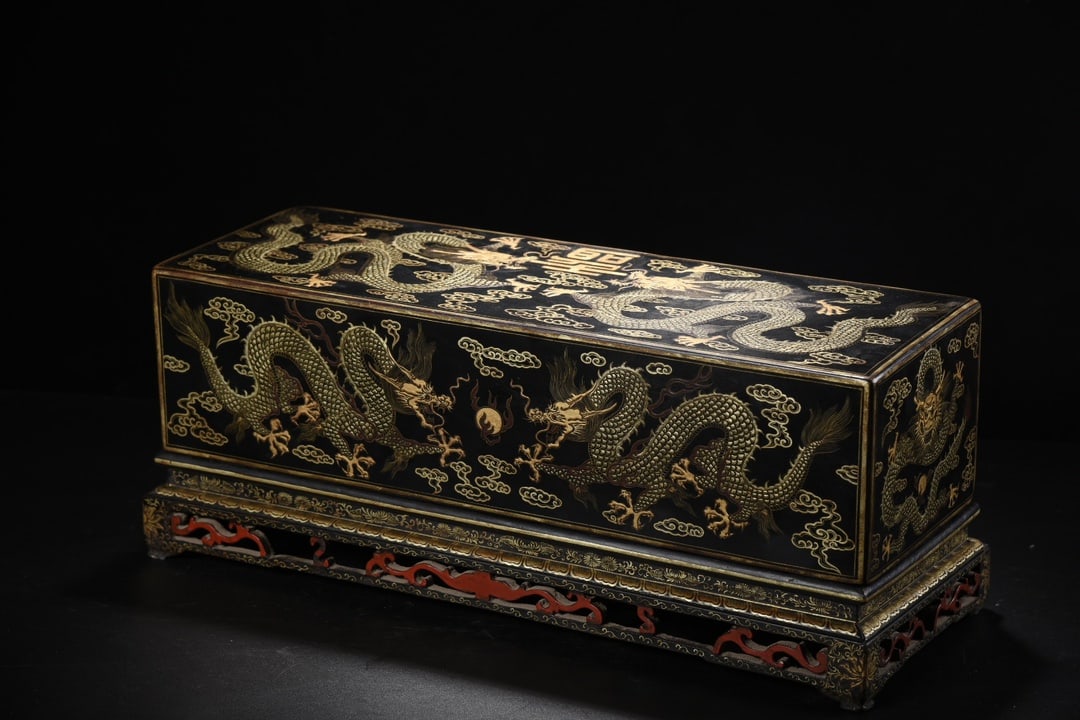 A Huge Wooden Painted Gold Lacquerware Auspicious Cloud and Dragon Pattern Box with Cover: A Huge Wooden Painted Gold Lacquerware Auspicious Cloud and Dragon Pattern Box with Cover,Qing Dynasty,China,Qianlong Six-character Mark,Size:7.5inx19.3inx7.5in,Weight:2045g木胎描