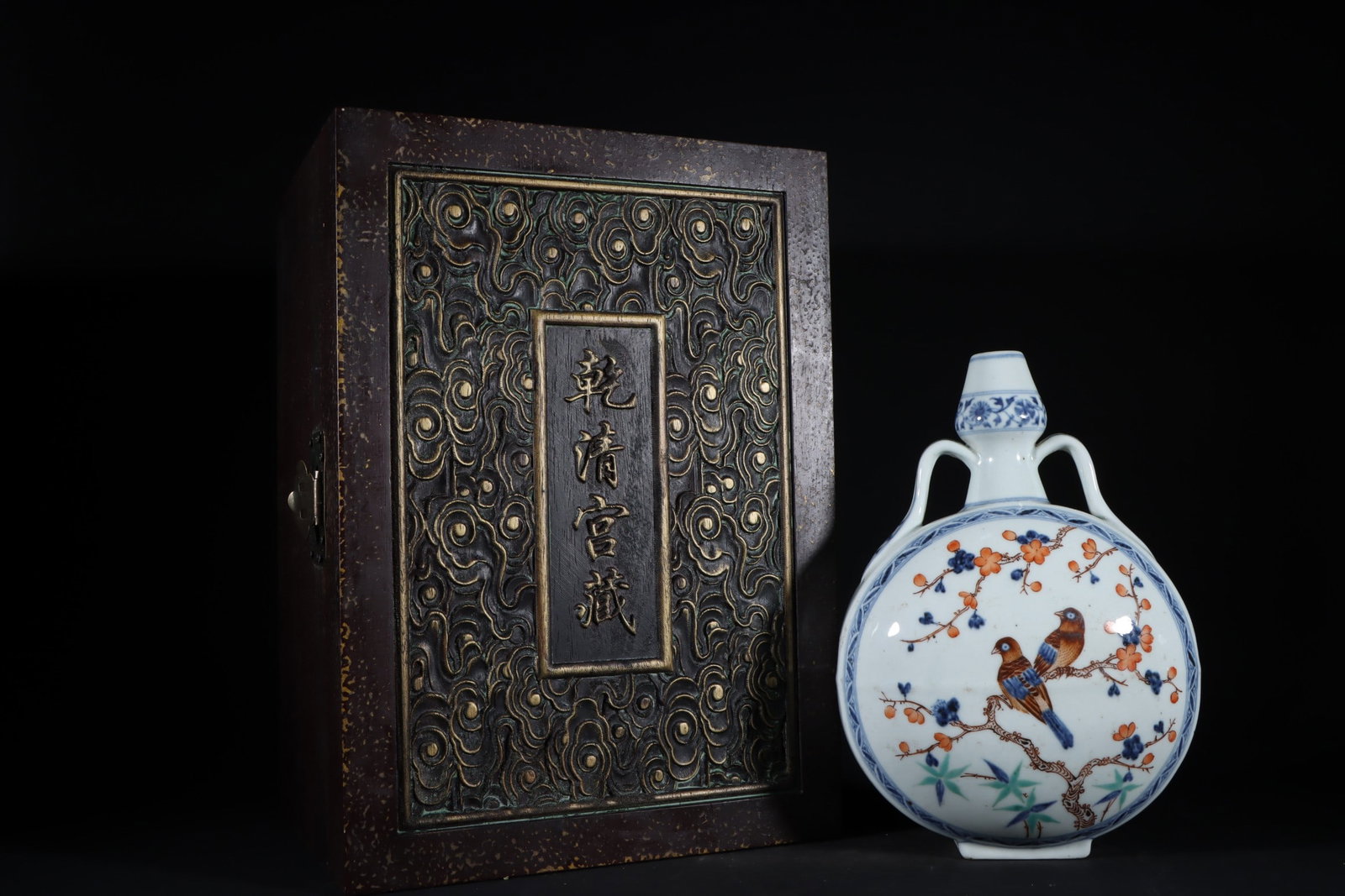 An Exquisite Blue and White Wucai Flower and Bird Pattern Double-Ears Vase: An Exquisite Blue and White Wucai Flower and Bird Pattern Double-Ears Vase,Ming
