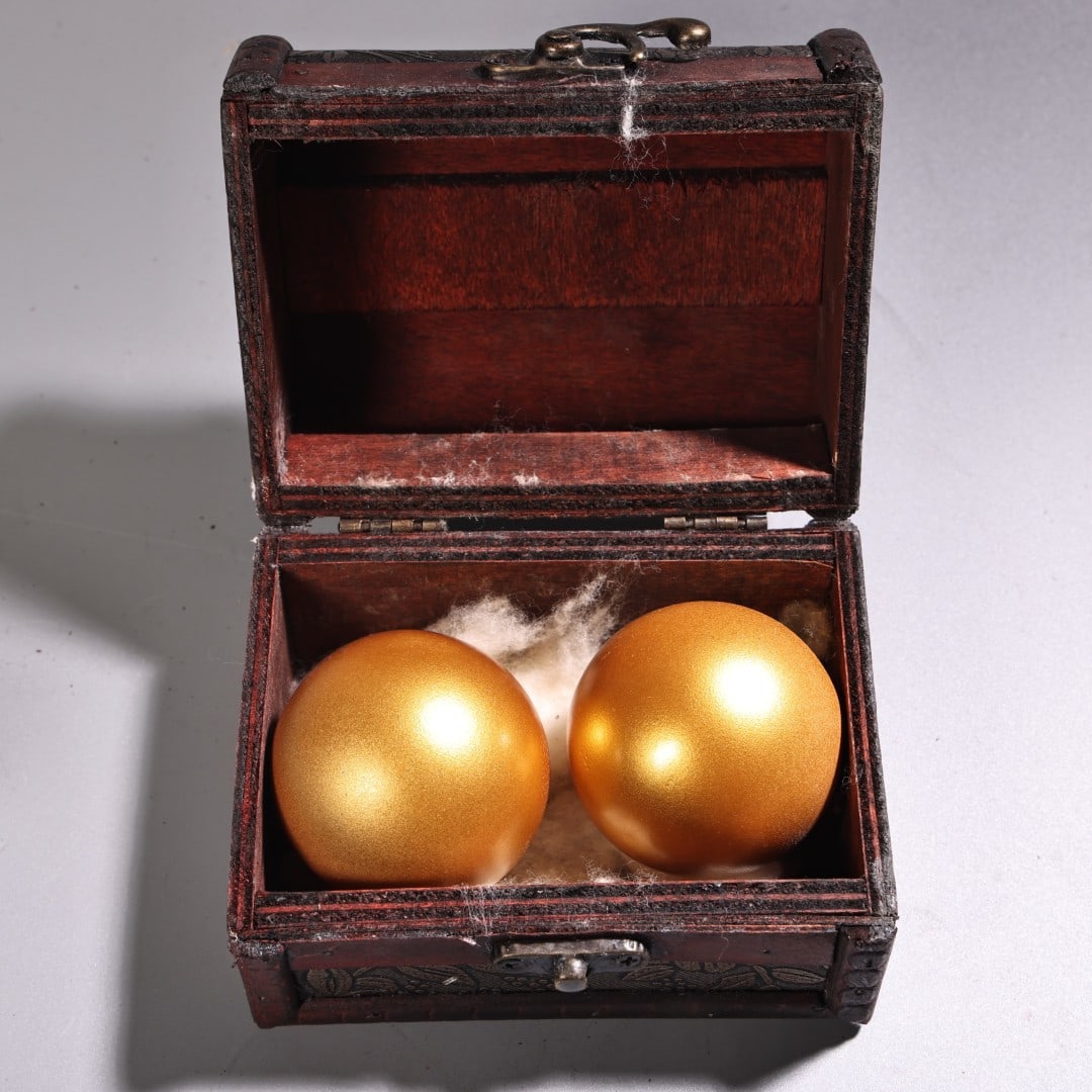 A Pair of Exquisite Shell Pearl Orb Ornaments (1 of 8)