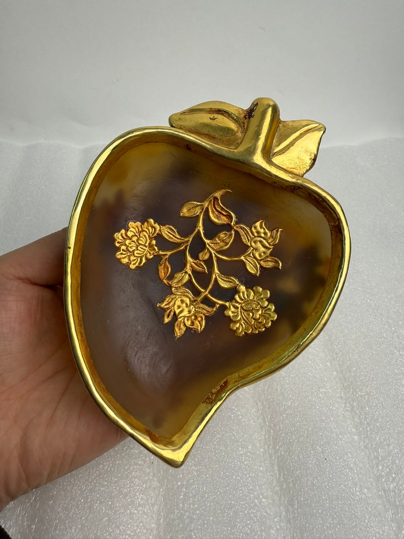 An Exquisite Agate Cover with Gold Flower Pattern Peach-Shaped Plate: An Exquisite Agate Cover with Gold Flower Pattern Peach-Shaped Plate,Qing Dynasty,China,Size:5.5inx4.1in,Weight:276g玛瑙包金花卉纹桃形盘A