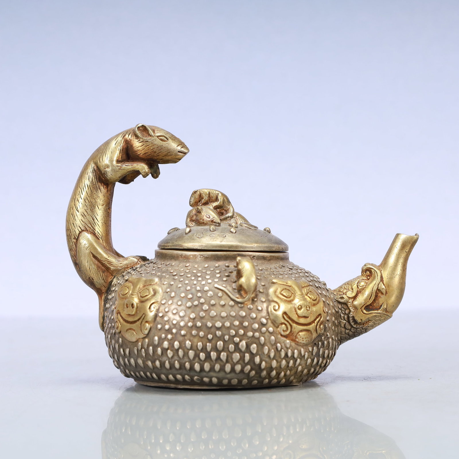 A Exquisite Gilt Silver Beast-Face Pattern Teapot: A Exquisite Gilt Silver Beast-Face Pattern Teapot Qing Dynasty, China Qianlong Four-character Mark Size:6.1inx4.3inx4.3in Weight:600g铜鎏金银兽面纹茶