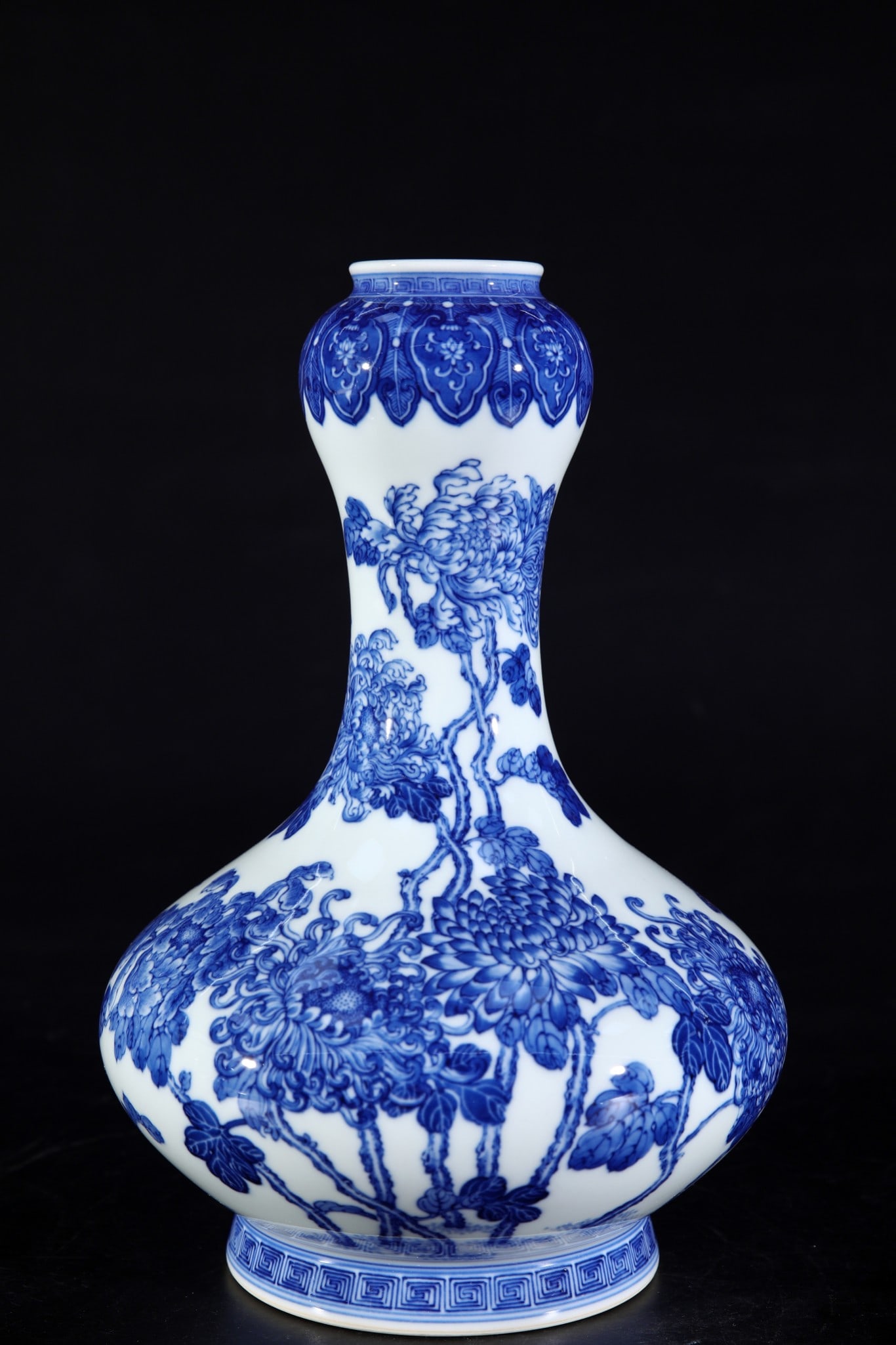 An Exquisite Blue and White Chrysanthemum Pattern Vase (1 of 9)