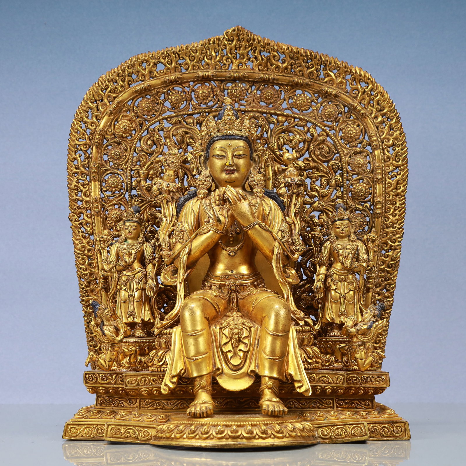 A Exquisite Gilt Bronze Statue of Avalokitesvara: A Exquisite Gilt Bronze Statue of Avalokitesvara Ming Dynasty, China Size:11.4inx9.1inx15.7in Weight:11850g铜鎏金观音 中国明代
