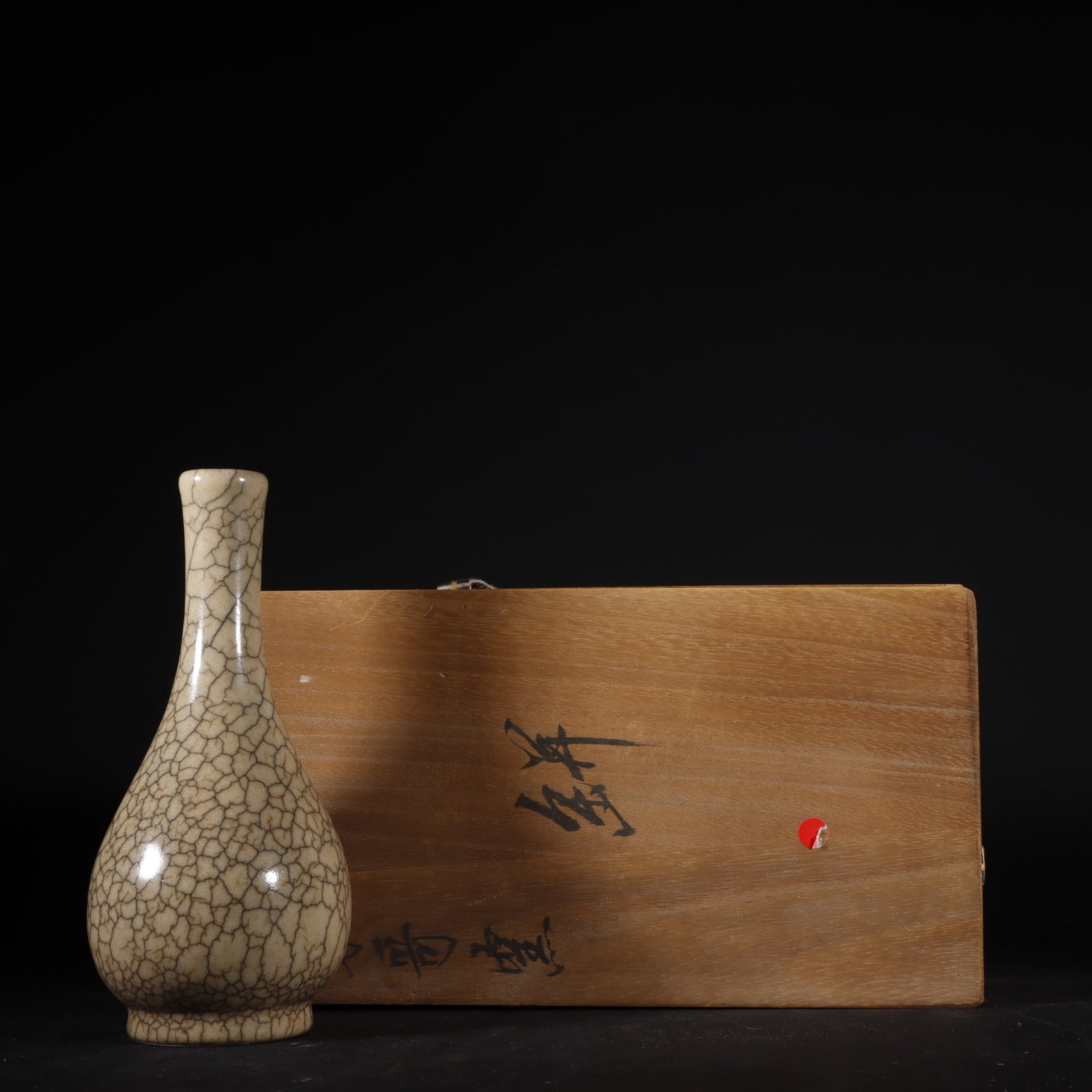 An Exquisite Ge yao Yellow Glazed Vase: An Exquisite Ge yao Yellow Glazed Vase,Song Dynasty,China,Size:6.9inx3.1in哥窑黄釉瓶,中国宋代,Size:17.6cmx8cm