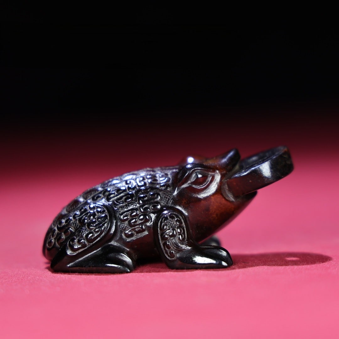 An Exquisite White Jade Frog Hand Piece: An Exquisite White Jade Frog Hand Piece,Qing