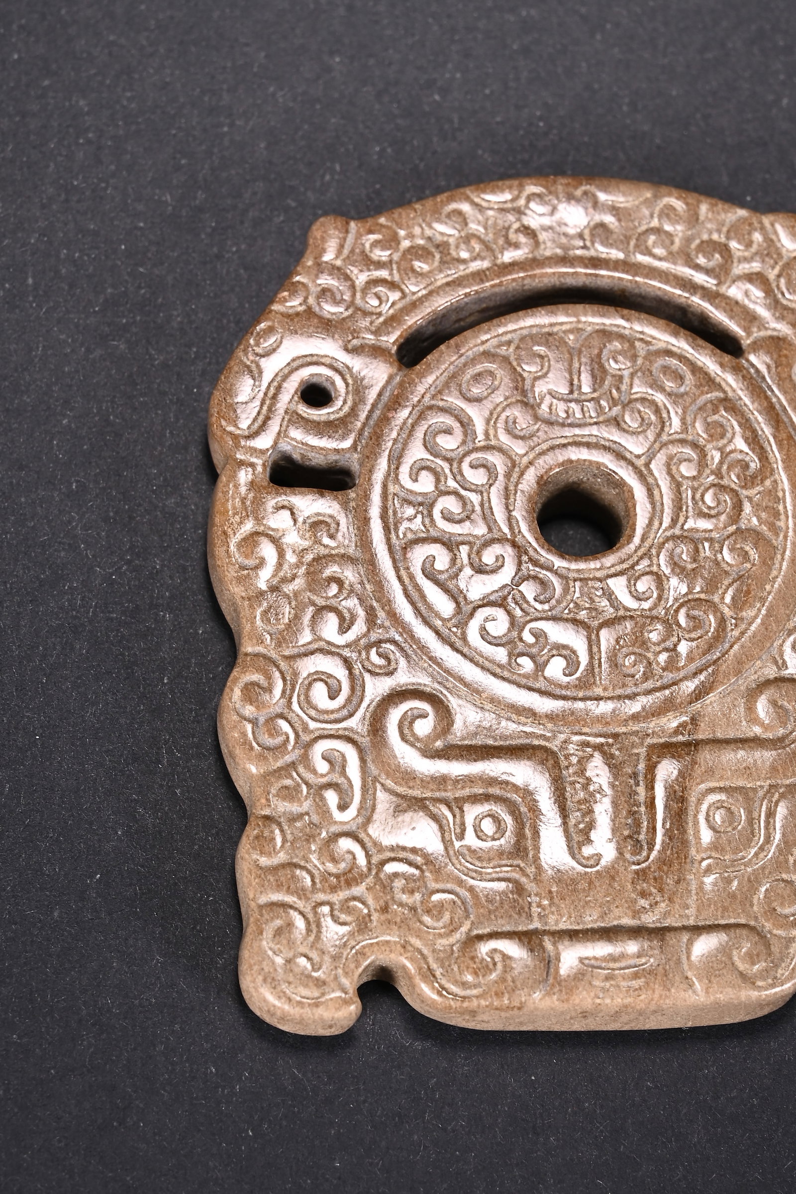 An Exquisite White Jade Beast-Face Pattern Pendant - 3