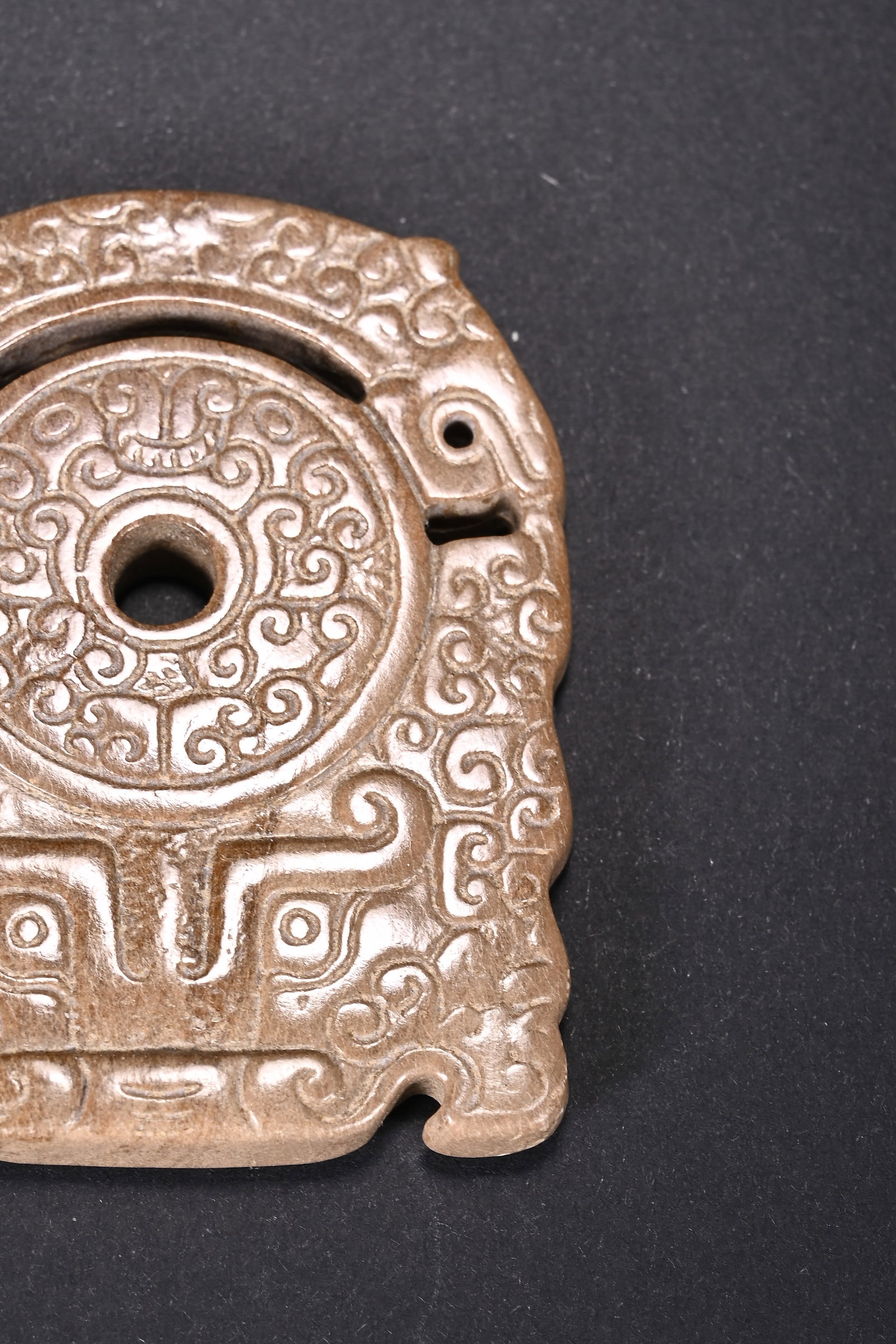 An Exquisite White Jade Beast-Face Pattern Pendant - 4