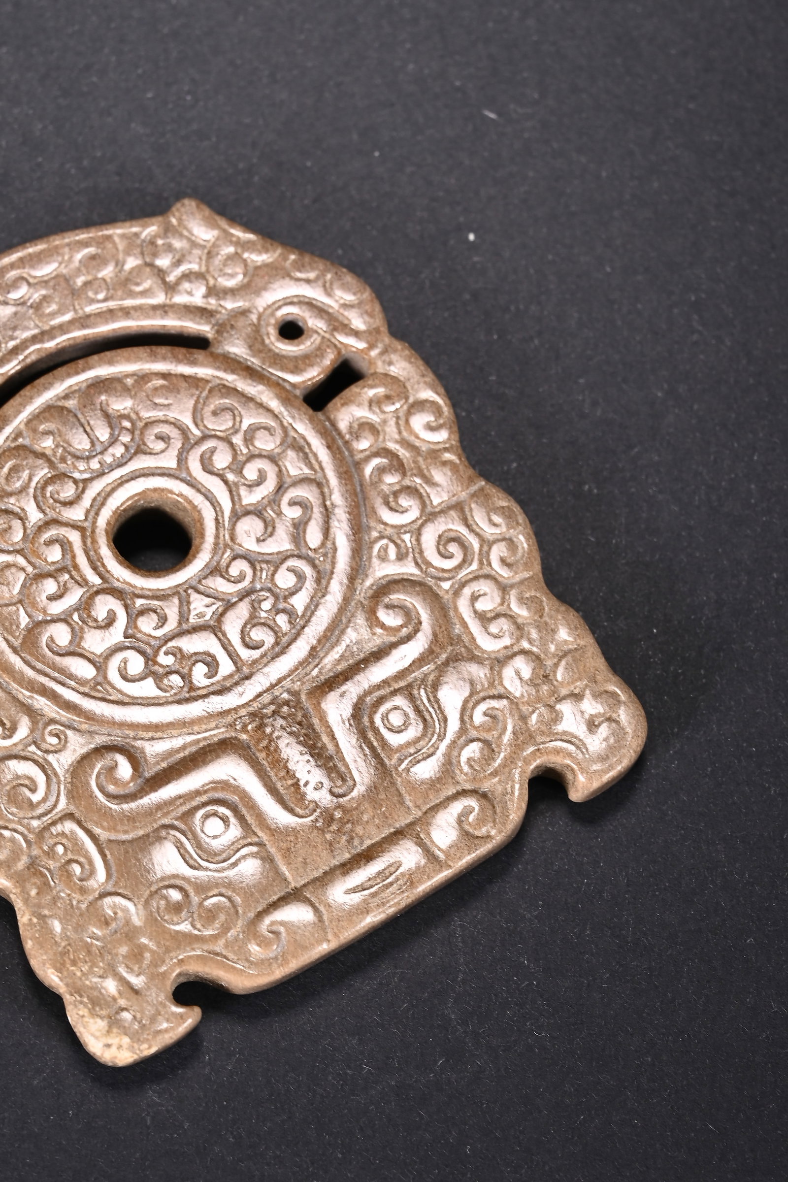 An Exquisite White Jade Beast-Face Pattern Pendant - 9