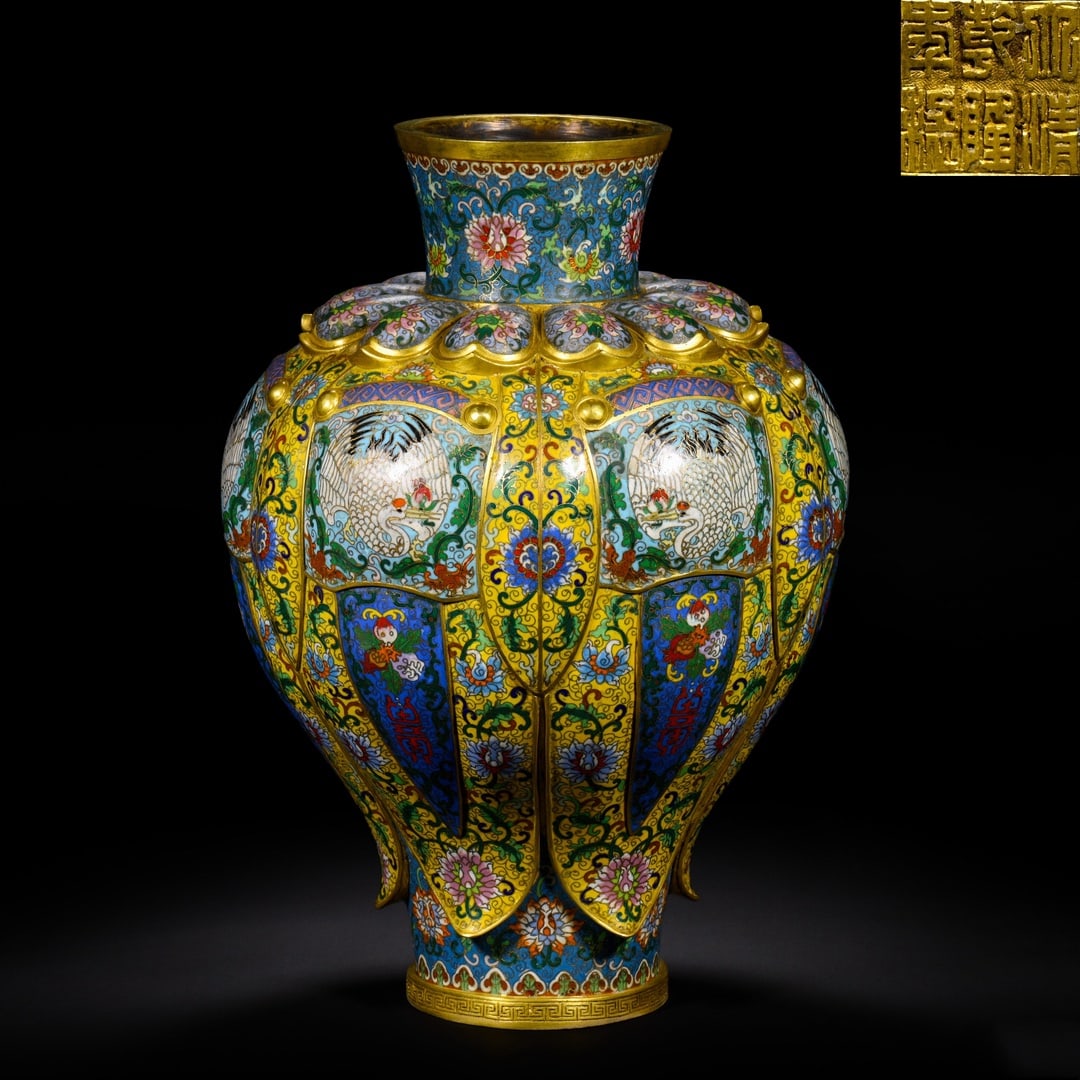 An Exquisite Cloisonne Lotus Pattern Crane Pattern Vase: An Exquisite Cloisonne Lotus Pattern Crane Pattern Vase Qing Dynasty, China Qianlong Six-character Mark Size:18.1inx12.2in Weight:12kg景泰蓝缠枝莲纹鹤&#