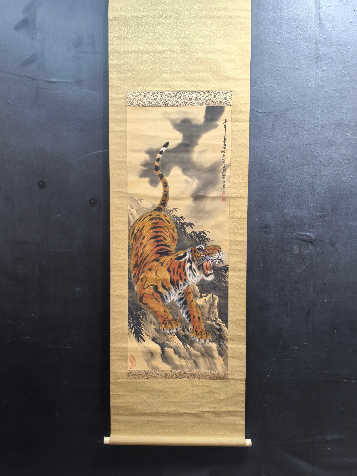 A Chinese Vertical Scroll Ink Painting of Tiger on Silk,Cai Heting: A Chinese Vertical Scroll Ink Painting of Tiger on Silk,Cai Heting,Size:16.1inx41.7in一幅中国水墨绢本虎图立轴,蔡鹤&#