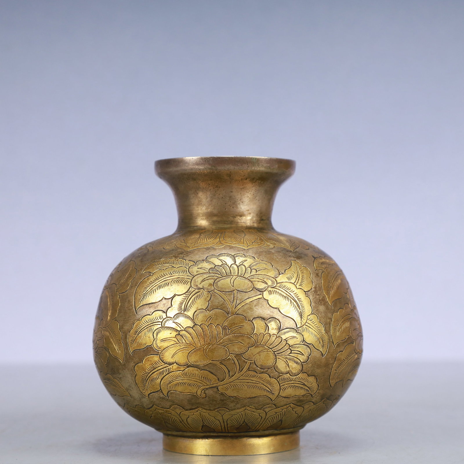 A Exquisite Gilt Bronze Flower Pattern Jar: A Exquisite Gilt Bronze Flower Pattern Jar Qing Dynasty, China Size:3.9inx4.5in Weight:350g铜鎏金花卉纹罐 中国清代 Size:10cmx11.5cm We