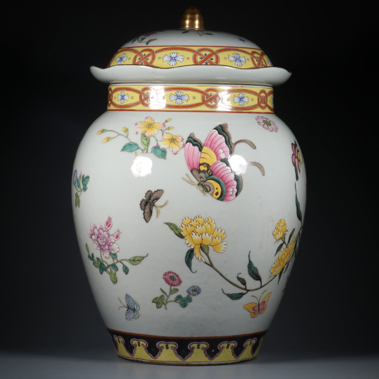 A Huge Famille-Rose Painted Gold Flower and Butterfly Pattern Jar with Cover: A Huge Famille-Rose Painted Gold Flower and Butterfly Pattern Jar with Cover,Qing Dynasty, China,Guangxu Six-character