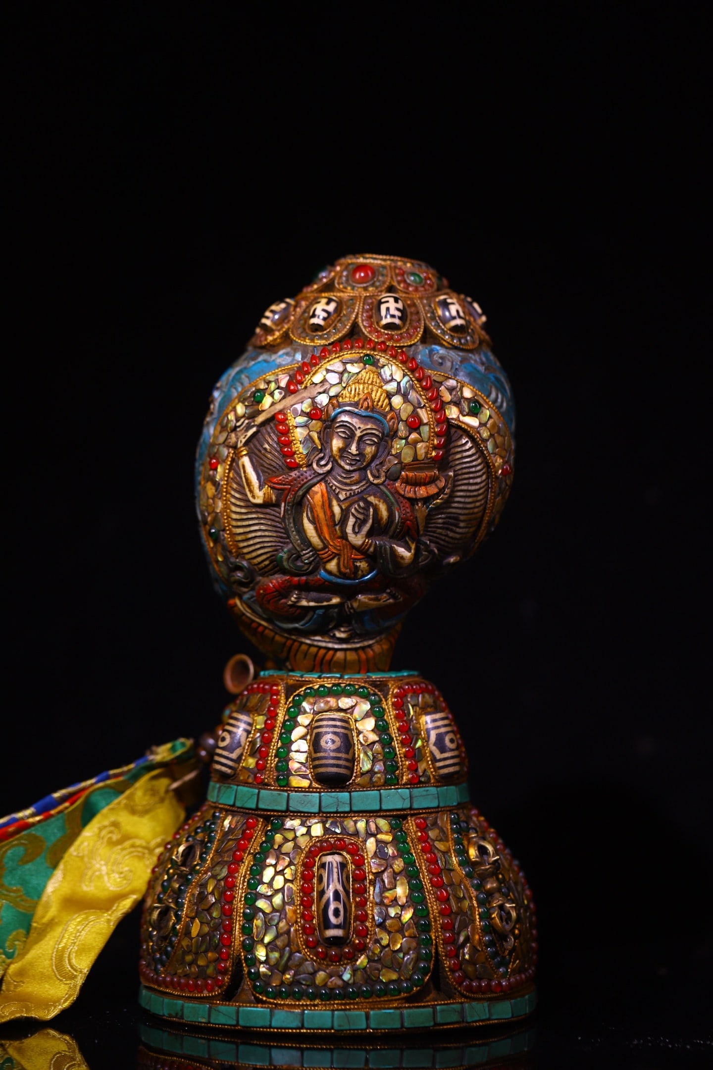 An Exquisite Bronze Inlaid Dzi Bead and Gems Painted Color Statue of Manjusri Pattern Sacred Conch: An Exquisite Bronze Inlaid Dzi Bead and Gems Painted Color Statue of Manjusri Pattern Sacred Conch Ornament,Qing Dynasty,China,Size:(Sacred Conch)10.6inx5.1in,6.7inx4.3in,Weight:1750g铜镶&