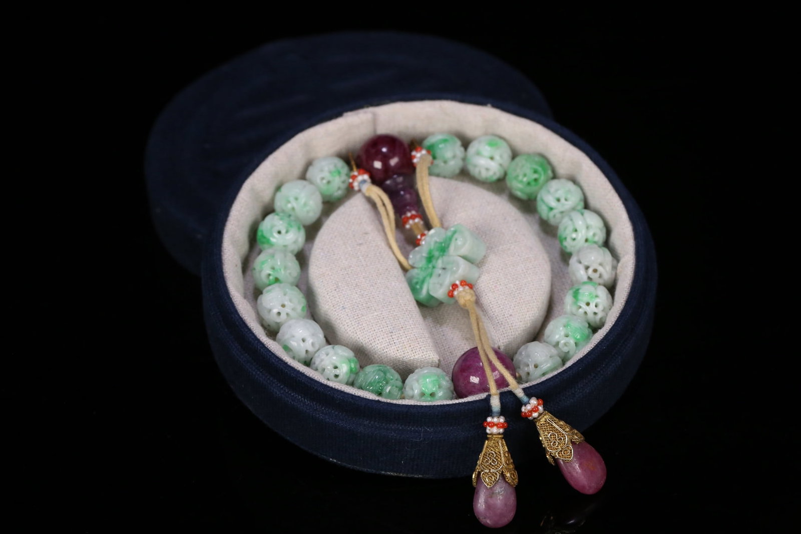 An Exquisite Jadeite Hollow Lotus and Shou-Character Pattern Bracelets: An Exquisite Jadeite Hollow Lotus and Shou-Character Pattern Bracelets,Qing Dynasty,China,Size:0.5in,Weight:89.2g翡翠镂空缠枝莲寿字纹手